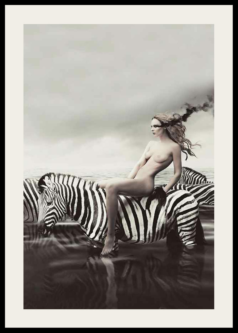 Surrealistisk naken kvinna på zebra i svartvita toner-12