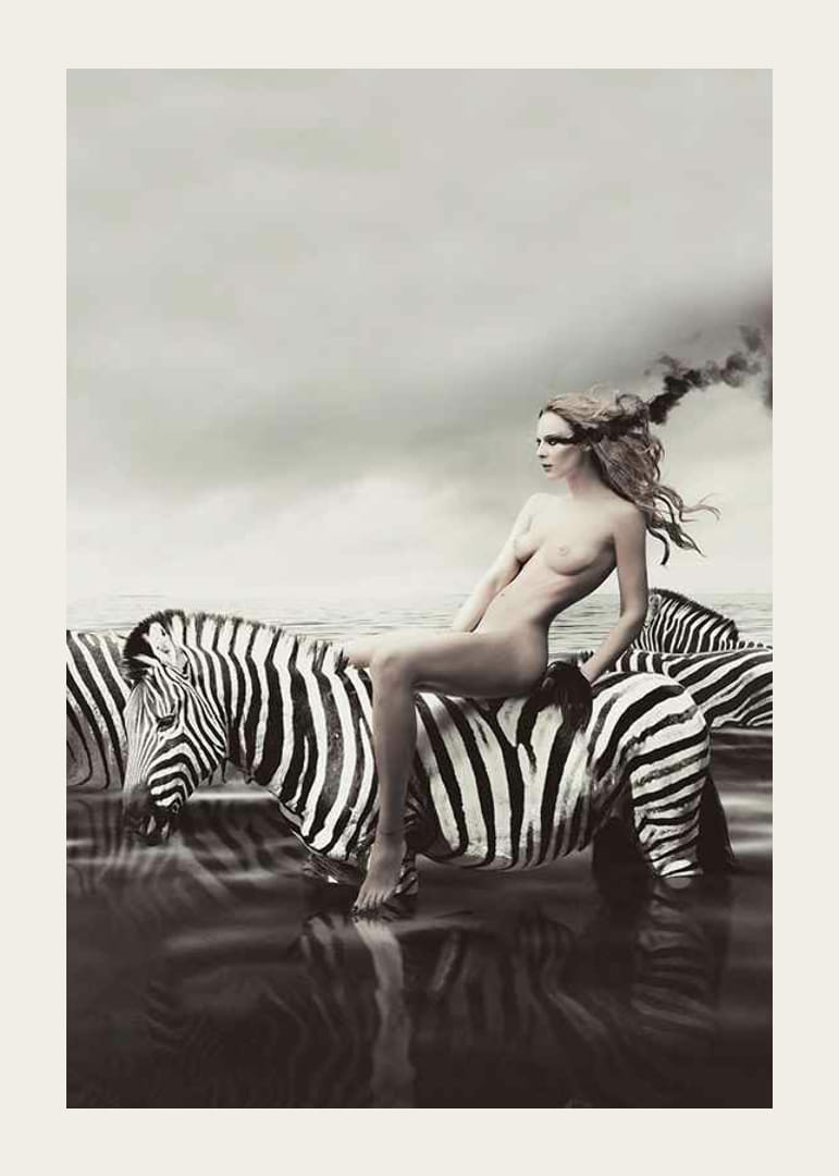 Surrealistisk naken kvinna på zebra i svartvita toner-12