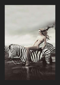 Surrealistisk naken kvinna på zebra i svartvita toner-5