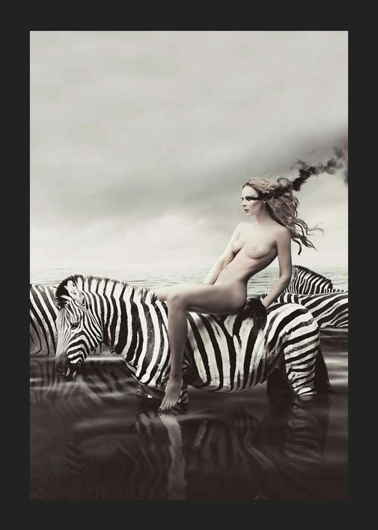 Surrealistisk naken kvinna på zebra i svartvita toner-12