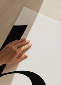 Grafisk text med ordet hi i svart mot vit bakgrund-3