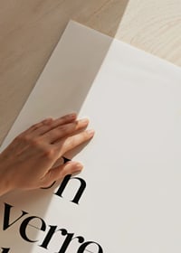 Prantsuse tekst mustas kirjas valgel taustal, minimalistlik-3