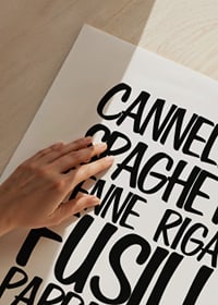 Schwarzer handgeschriebener Text mit Namen von sieben Pastasorten-3