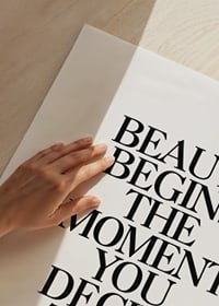 Citazione di testo nero di Coco Chanel su sfondo bianco, elegante-3