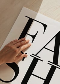 Texto negro minimalista con la palabra Moda sobre fondo blanco.-3