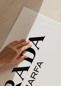 Texte noir PRADA MARFA avec flèche et espace sur fond blanc-3