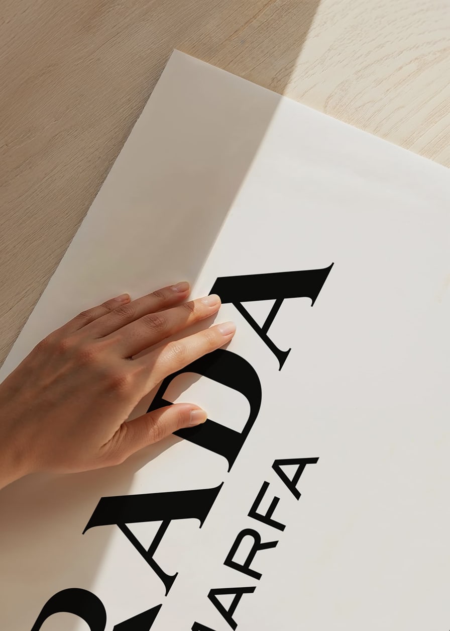 Texte noir PRADA MARFA avec flèche et espace sur fond blanc-12