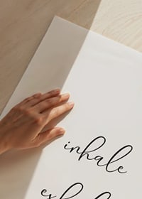 Minimalistinen teksti, jossa on mustalla kirjoitustyylillä lainattu 