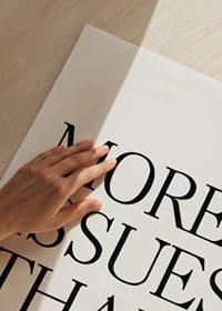 Texto gráfico en fuente serif negra sobre fondo blanco-3
