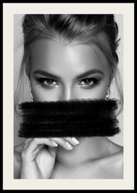 Retrato en blanco y negro de una mujer con pintura negra sobre la boca.-2