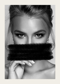 Retrato en blanco y negro de una mujer con pintura negra sobre la boca.-3