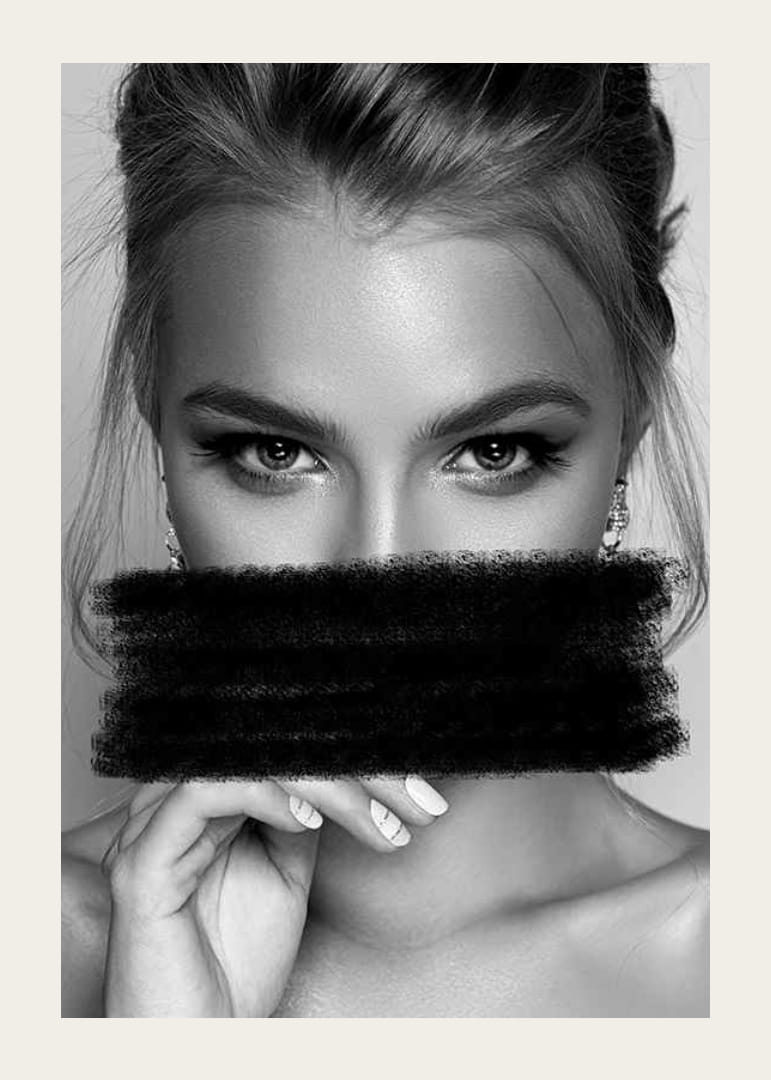 Retrato en blanco y negro de una mujer con pintura negra sobre la boca.-12