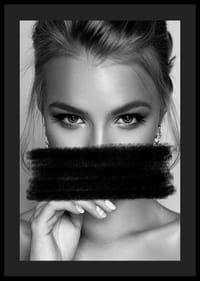 Retrato en blanco y negro de una mujer con pintura negra sobre la boca.-4