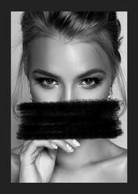 Retrato en blanco y negro de una mujer con pintura negra sobre la boca.-5