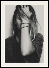 Schwarz-Weiß-Porträt einer Frau mit Hand über dem Gesicht-2