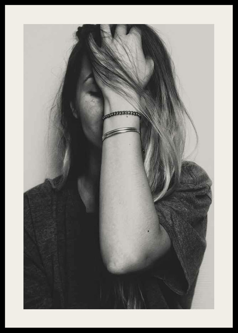 Schwarz-Weiß-Porträt einer Frau mit Hand über dem Gesicht-12