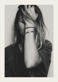 Schwarz-Weiß-Porträt einer Frau mit Hand über dem Gesicht-3