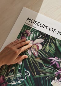 Illustration av exotiska lila orkidéer och gröna blad-3