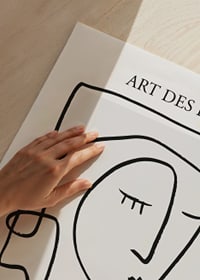 Abstrakt linjeteckning av ansikte i svart på ljus bakgrund-3