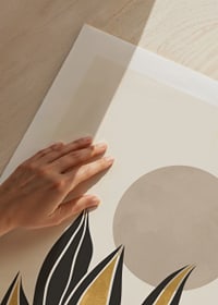 Acuarela abstracta de hojas en negro y dorado sobre un círculo beige.-9