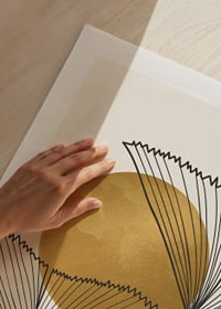 Abstrakt akvarell med svarta linjeblad och guldfärgad cirkel-9