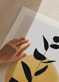 Abstrakt gren med svarta blad mot gul akvarellrundel-9
