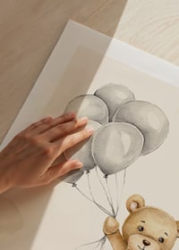 Akvarellillustration av nalle med ballonger bland moln-9