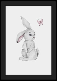 Illustreret grå kanin med lyserød sommerfugl på lys baggrund-4