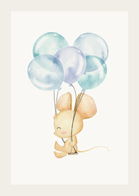 Akvarellillustration av mus med blå ballonger mot vit bakgrund-3