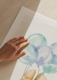 Akvarellillustration av mus med blå ballonger mot vit bakgrund-9