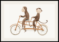 Ilustracja przedstawiająca dwie małpy jadące na rowerach tandemowych na jasnym tle-2