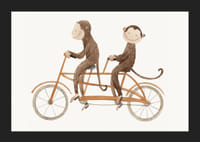 Ilustracja przedstawiająca dwie małpy jadące na rowerach tandemowych na jasnym tle-5