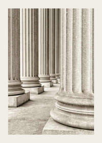 Fotografi av klassiska stenkolonner i beige och grå toner-3