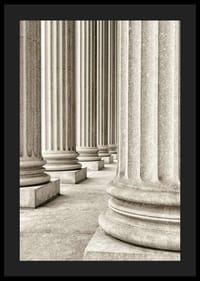 Fotografi av klassiska stenkolonner i beige och grå toner-4