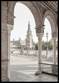 Fotograficzny widok placu Plaza de España z łukami na pierwszym planie-6