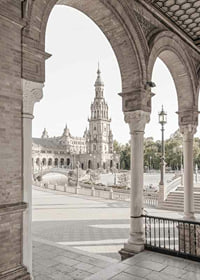 Fotograficzny widok placu Plaza de España z łukami na pierwszym planie-7