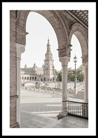Fotograficzny widok placu Plaza de España z łukami na pierwszym planie-0
