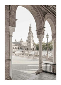 Fotograficzny widok placu Plaza de España z łukami na pierwszym planie-1