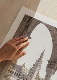 Fotograficzny widok placu Plaza de España z łukami na pierwszym planie-9