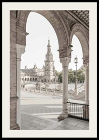 Fotograficzny widok placu Plaza de España z łukami na pierwszym planie-2