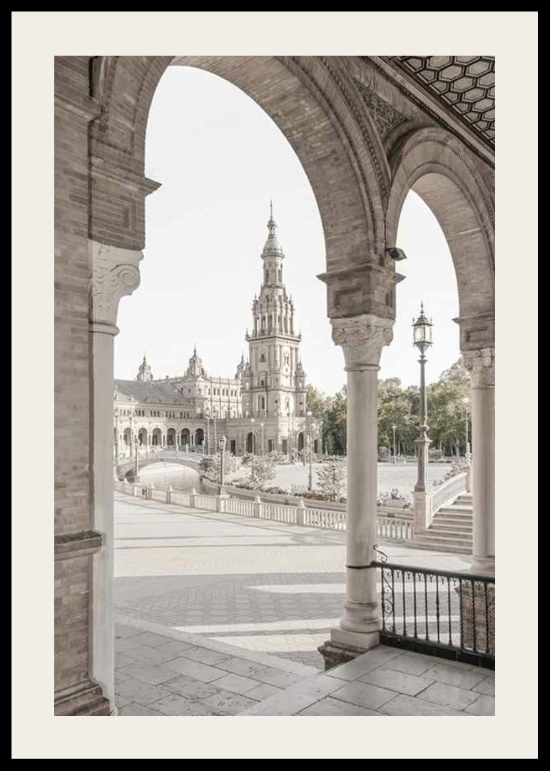 Fotograficzny widok placu Plaza de España z łukami na pierwszym planie-12