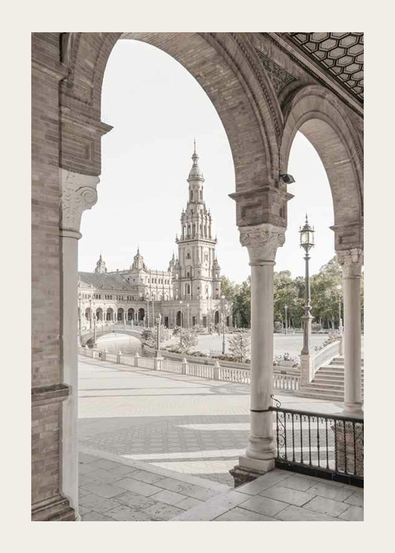 Fotograficzny widok placu Plaza de España z łukami na pierwszym planie-12