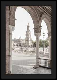 Fotograficzny widok placu Plaza de España z łukami na pierwszym planie-4