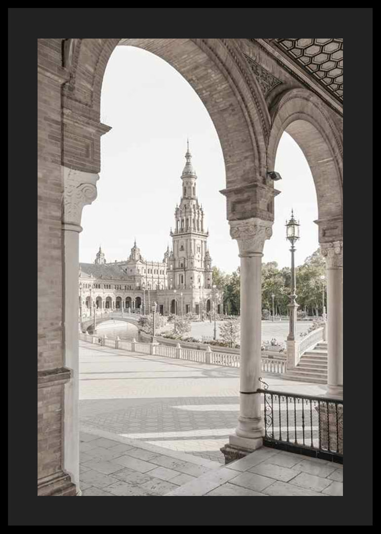 Fotograficzny widok placu Plaza de España z łukami na pierwszym planie-12