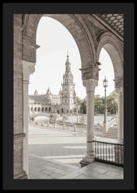 Fotograficzny widok placu Plaza de España z łukami na pierwszym planie-4