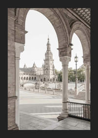 Fotograficzny widok placu Plaza de España z łukami na pierwszym planie-5