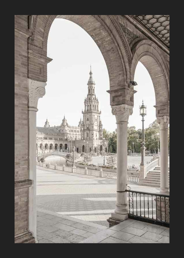 Fotograficzny widok placu Plaza de España z łukami na pierwszym planie-12