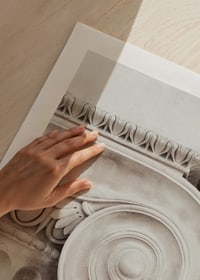 Fotografia klasickej hlavice stĺpa v svetlých béžových tónoch-9