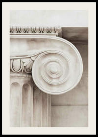 Zdjęcie klasycznego kapitela kolumny w jasnych odcieniach beżu-2