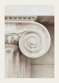 Zdjęcie klasycznego kapitela kolumny w jasnych odcieniach beżu-3